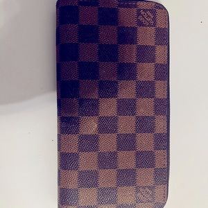 Louis Vuitton Wallet *white paint stain